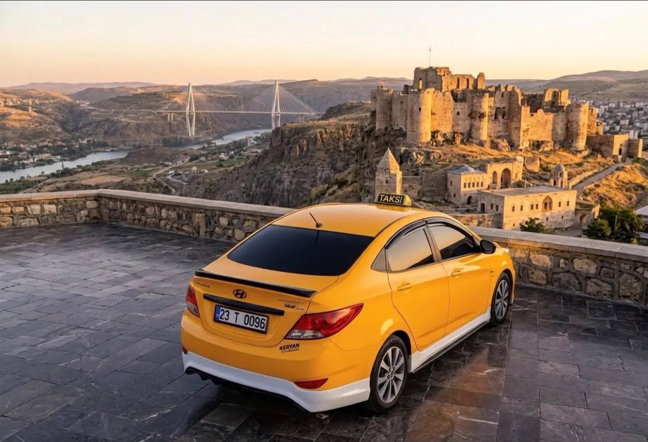 Harput Kalesi önünde aracımız